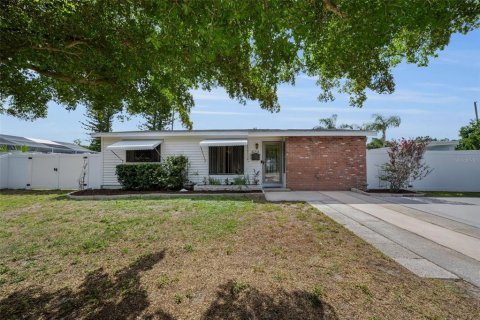 House in Saint Petersburg, Florida 2 bedrooms, 111.67 sq.m. № 2215831