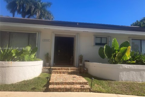 Villa ou maison à vendre à Cutler Bay, Floride: 5 chambres, 242.38 m2 № 2025211 - photo 2