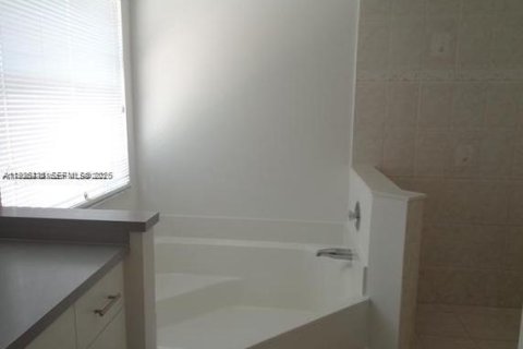 Condominio en alquiler en Margate, Florida, 4 dormitorios, 240.9 m2 № 1993603 - foto 14