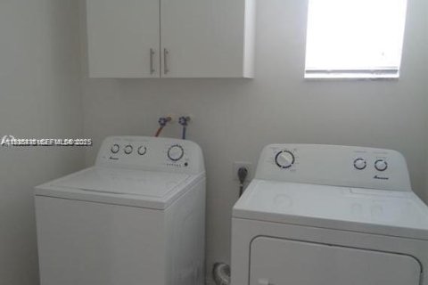 Condominio en alquiler en Margate, Florida, 4 dormitorios, 240.9 m2 № 1993603 - foto 21