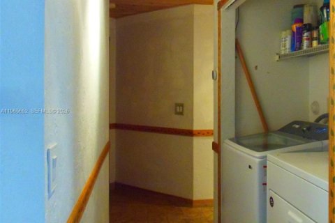 House in Margate, Florida 3 bedrooms, 191.19 sq.m. № 2027297 - photo 19