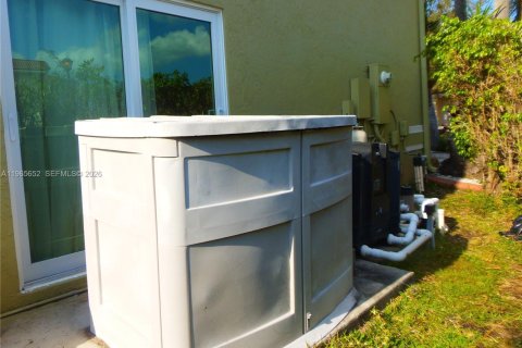 House in Margate, Florida 3 bedrooms, 191.19 sq.m. № 2027297 - photo 26