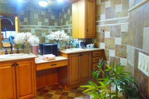 House in Margate, Florida 3 bedrooms, 191.19 sq.m. № 2027297 - photo 17