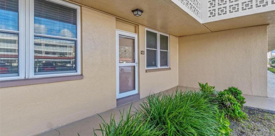 Condominio en Saint Petersburg, Florida, 2 dormitorios  № 1827072