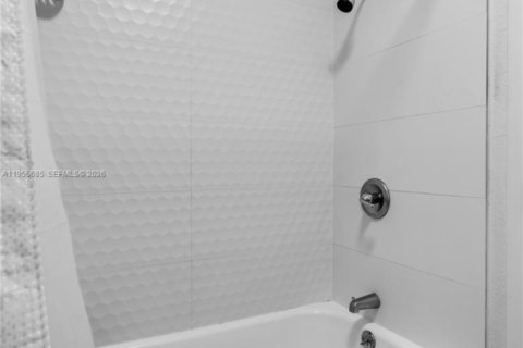 Купить виллу или дом в Майами, Флорида 2 спальни, 157.93м2, № 2011405 - фото 23