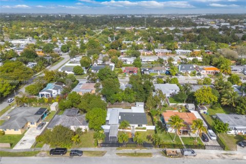 Купить виллу или дом в Майами, Флорида 2 спальни, 157.93м2, № 2011405 - фото 9