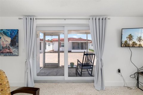 Condominio en venta en Sarasota, Florida, 2 dormitorios, 77.67 m2 № 2099423 - foto 16
