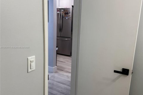 Condo in Miami, Florida, 2 bedrooms  № 1957327 - photo 17