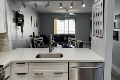 Condo in Miami, Florida, 2 bedrooms  № 1957327 - photo 4