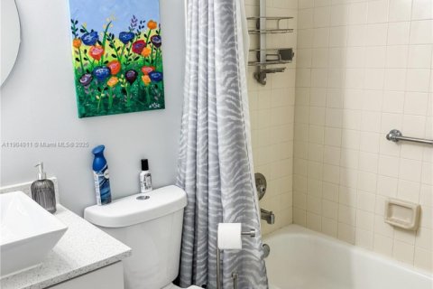 Condo in Miami, Florida, 2 bedrooms  № 1957327 - photo 16