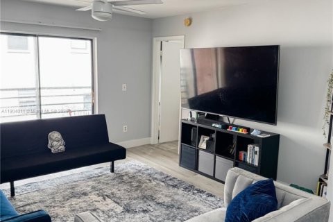 Condo in Miami, Florida, 2 bedrooms  № 1957327 - photo 25