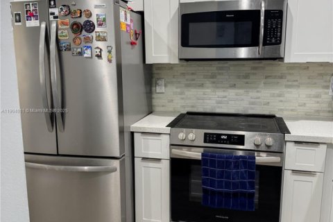 Condo in Miami, Florida, 2 bedrooms  № 1957327 - photo 18