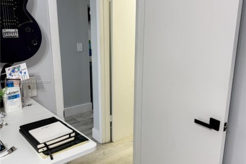 Condo in Miami, Florida, 2 bedrooms  № 1957327 - photo 13