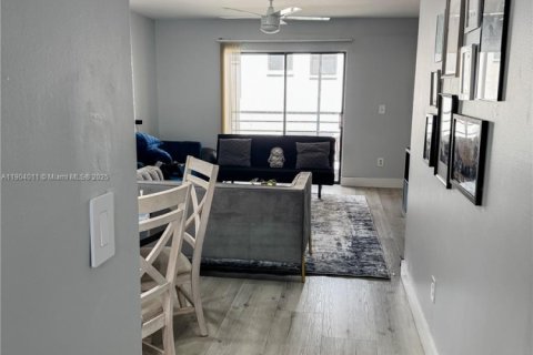 Condo in Miami, Florida, 2 bedrooms  № 1957327 - photo 22