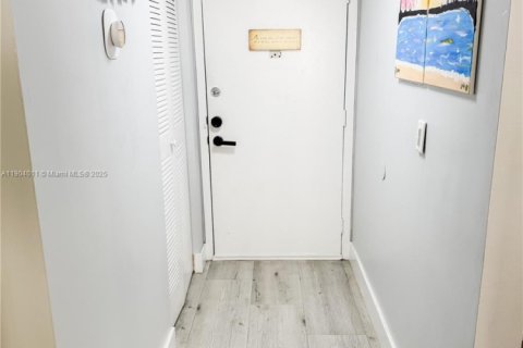 Condo in Miami, Florida, 2 bedrooms  № 1957327 - photo 6