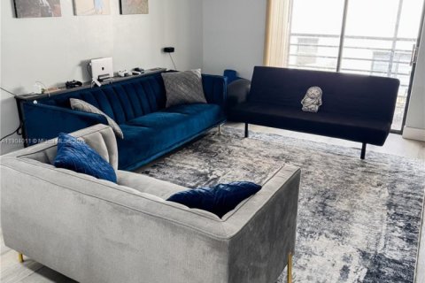 Condo in Miami, Florida, 2 bedrooms  № 1957327 - photo 1