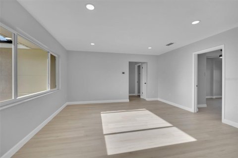 House in Sarasota, Florida 3 bedrooms, 138.61 sq.m. № 2310788 - photo 19