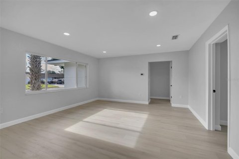 House in Sarasota, Florida 3 bedrooms, 138.61 sq.m. № 2310788 - photo 20