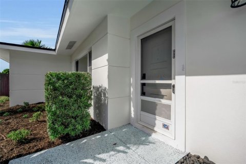 House in Sarasota, Florida 3 bedrooms, 138.61 sq.m. № 2310788 - photo 4
