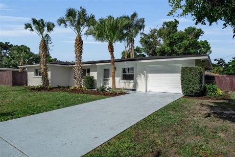 House in Sarasota, Florida 3 bedrooms, 138.61 sq.m. № 2310788 - photo 2