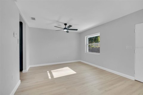House in Sarasota, Florida 3 bedrooms, 138.61 sq.m. № 2310788 - photo 15
