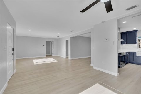 House in Sarasota, Florida 3 bedrooms, 138.61 sq.m. № 2310788 - photo 17