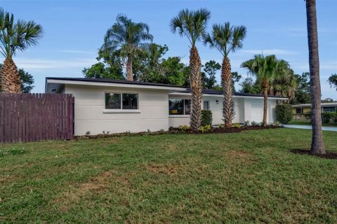 House in Sarasota, Florida 3 bedrooms, 138.61 sq.m. № 2310788 - photo 3