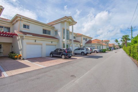 Condo in Vero Beach, Florida, 3 bedrooms  № 2417969 - photo 2