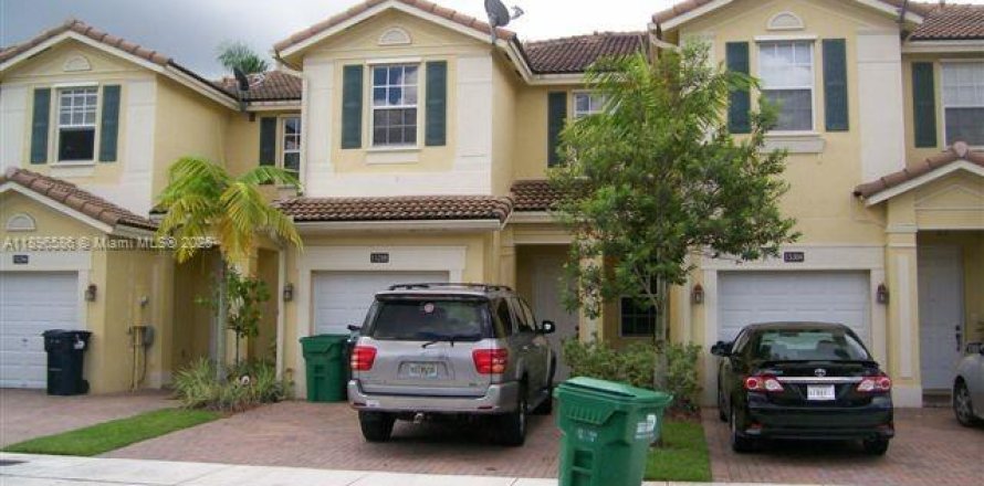Adosado en Miami, Florida 3 dormitorios, 127.09 m2 № 1948183
