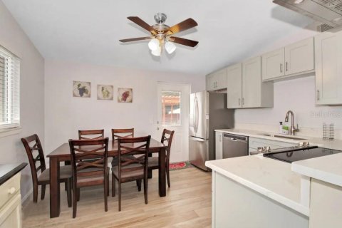 Casa en alquiler en Palm Harbor, Florida, 2 dormitorios, 75.81 m2 № 2100248 - foto 4