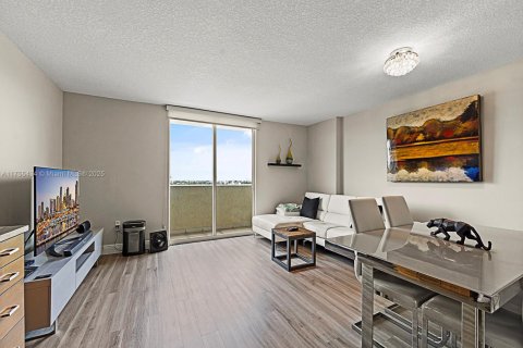 Купить кондоминиум в Майами, Флорида 1 спальня, 75.81м2, № 1957813 - фото 2