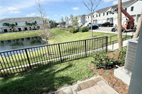 Снять в аренду таунхаус в Помпано-Бич, Флорида 3 спальни, № 2011678 - фото 15