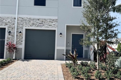 Снять в аренду таунхаус в Помпано-Бич, Флорида 3 спальни, № 2011678 - фото 3