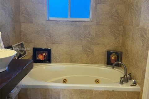 Townhouse in Doral, Florida 3 bedrooms, 176.33 sq.m. № 2025954 - photo 11