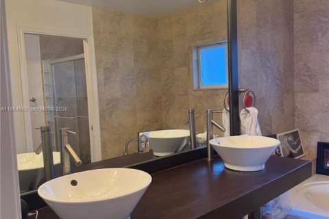 Townhouse in Doral, Florida 3 bedrooms, 176.33 sq.m. № 2025954 - photo 9