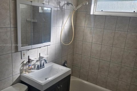 House in Palmetto Bay, Florida 2 bedrooms, 74.32 sq.m. № 1992188 - photo 6