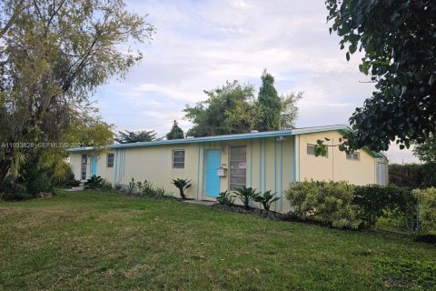 Снять в аренду виллу или дом в Пальметто-Бей, Флорида 2 спальни, 74.32м2, № 1992188 - фото 1