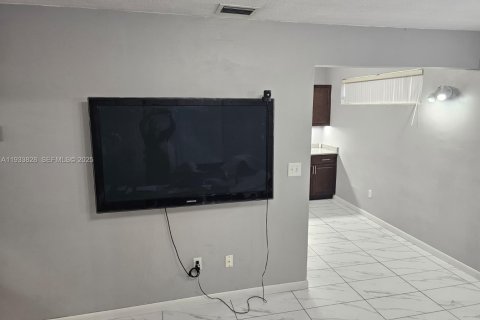 House in Palmetto Bay, Florida 2 bedrooms, 74.32 sq.m. № 1992188 - photo 11