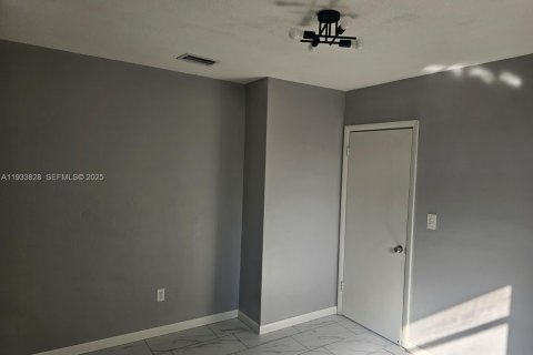 House in Palmetto Bay, Florida 2 bedrooms, 74.32 sq.m. № 1992188 - photo 7