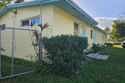 House in Palmetto Bay, Florida 2 bedrooms, 74.32 sq.m. № 1992188 - photo 3