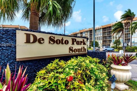 Condo in Hallandale Beach, Florida, 1 bedroom  № 1998472