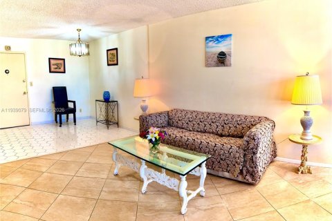 Condo in Hallandale Beach, Florida, 1 bedroom № 1998472 - photo 11
