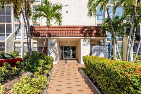 Condo in Hallandale Beach, Florida, 1 bedroom № 1998472 - photo 3