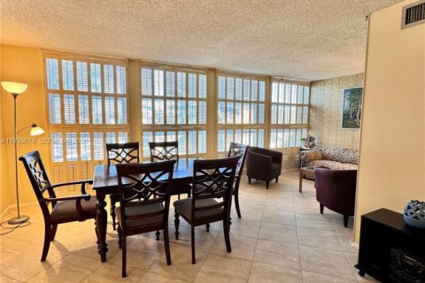 Condo in Hallandale Beach, Florida, 1 bedroom № 1998472 - photo 13