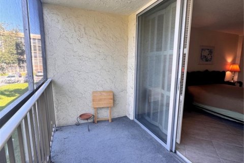 Condo in Hallandale Beach, Florida, 1 bedroom № 1998472 - photo 28