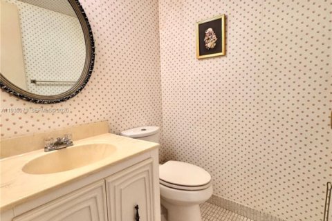 Condo in Hallandale Beach, Florida, 1 bedroom № 1998472 - photo 16