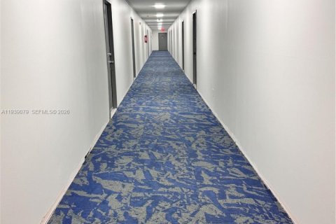 Condo in Hallandale Beach, Florida, 1 bedroom № 1998472 - photo 7