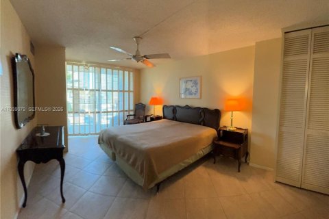 Condo in Hallandale Beach, Florida, 1 bedroom № 1998472 - photo 21