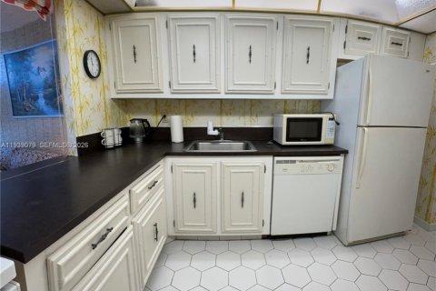 Condo in Hallandale Beach, Florida, 1 bedroom № 1998472 - photo 18