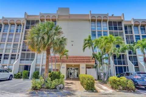 Condo in Hallandale Beach, Florida, 1 bedroom № 1998472 - photo 2